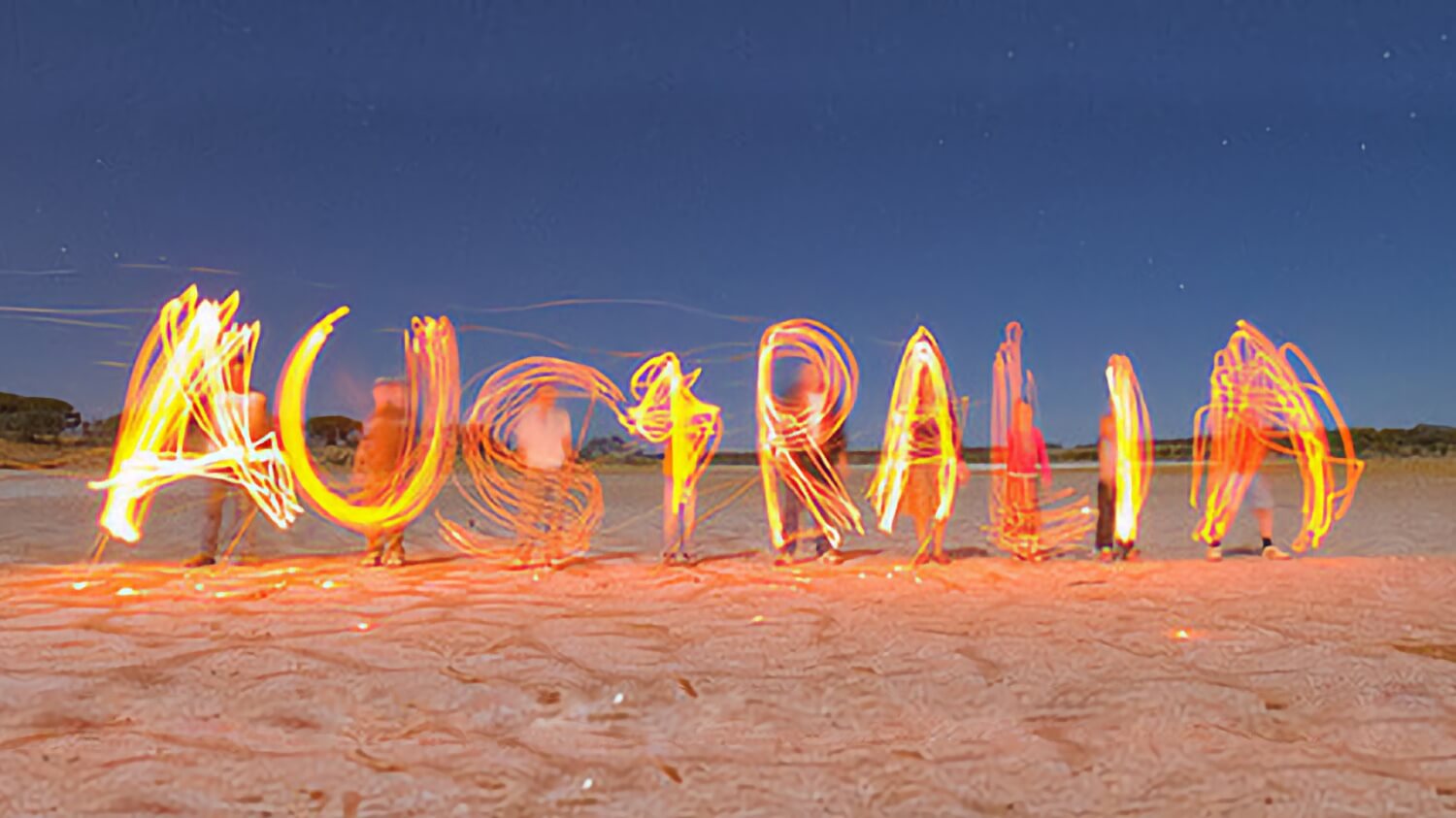 Pessoas escrevendo Austrália no ar com faíscas